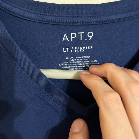 NWT Apt 9 Premier Flex v neck tee - Picture 2 of 3
